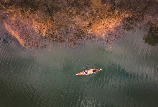호수가 잔잔한 날이면 카누를 타고 의암호를 떠다니는 여유를 누려보자. 중도물레길 나루터에서 카누를 빌릴 수 있다.