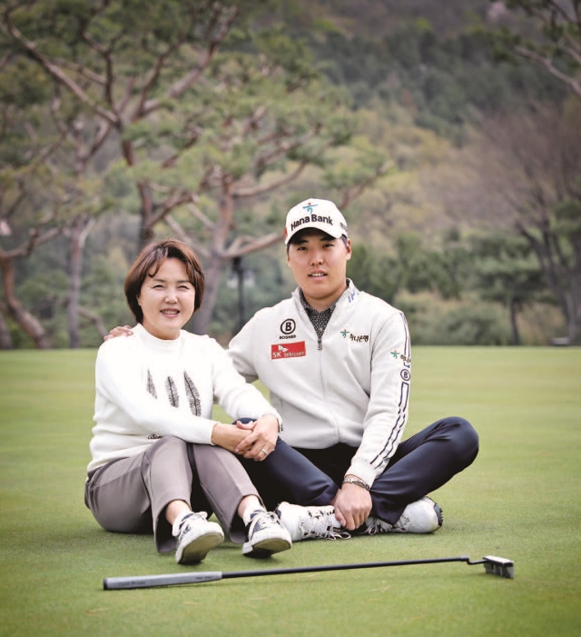 이승민 프로와 어머니 박지애 씨. 이승민은 자폐 스펙트럼 장애인 최초로 KPGA 정회원 자격을 획득했다. 사진 C영상미디어
