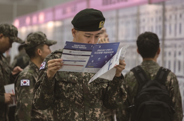 한 국군 장병이 4월 18일 경기 고양시 킨텍스에서 열린 2023년 전반기 국군장병 취업박람회에서 일자리를 찾고 있다. 사진 뉴시스
