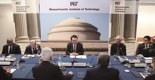 윤석열 대통령은 4월 28일 미국 보스턴 매사추세츠공과대학(MIT)를 찾아 ‘디지털바이오 석학과의 대화’ 를 가졌다. 사진 뉴시스