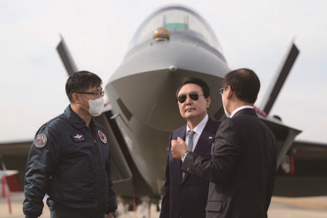 윤석열 대통령은 2022년 11월 24일 경남 사천 한국항공우주산업(KAI)을 방문해 KF-21 등 전시된 전투기, 헬기를 참관했다. 사진 대통령실