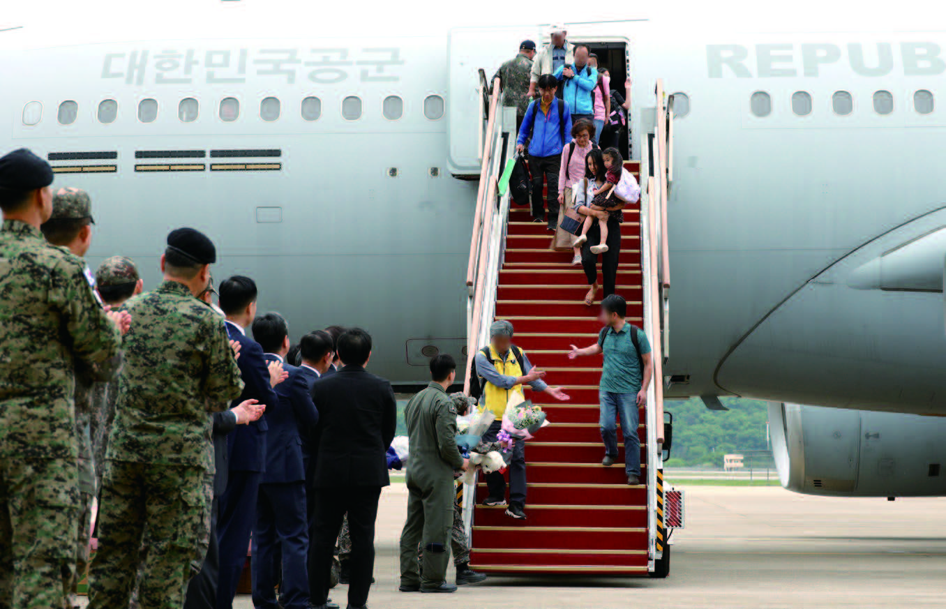 수단을 탈출한 우리 교민들이 4월 25일 경기 성남시 서울공항으로 입국하고 있다. 사진 뉴시스