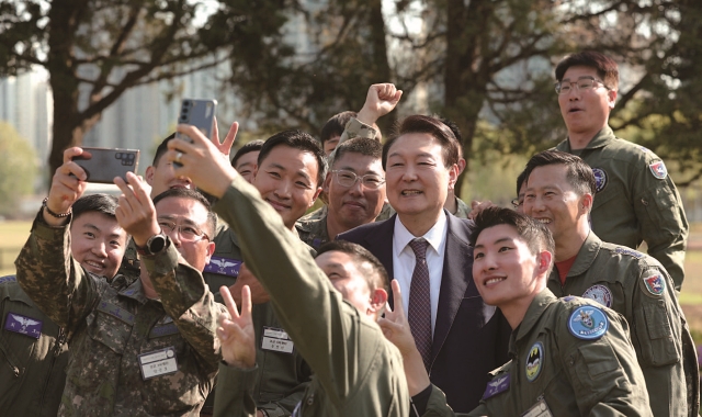 윤석열 대통령이 5월 1일 오후 서울 용산 대통령실 파인그라스 정원에서 ‘프라미스’ 작전을 성공적으로 수행한 참가자들을 초청해 격려한 뒤 기념촬영을 하고 있다. 사진 대통령실