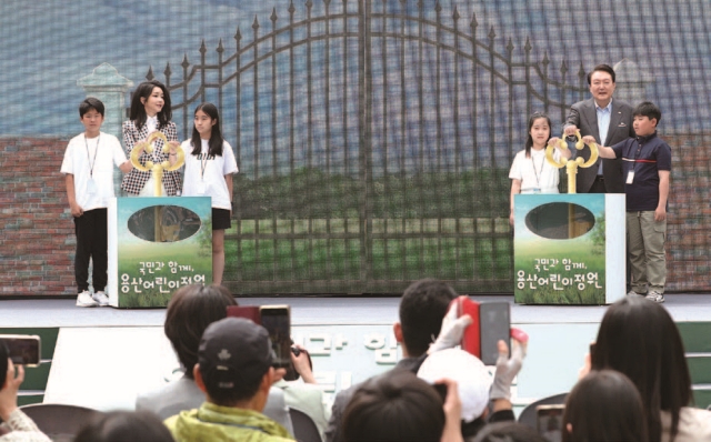 윤석열 대통령과 부인 김건희 여사가 5월 4일 용산어린이정원 개방 행사에서 개문 퍼포먼스를 하고 있다. 사진 뉴시스