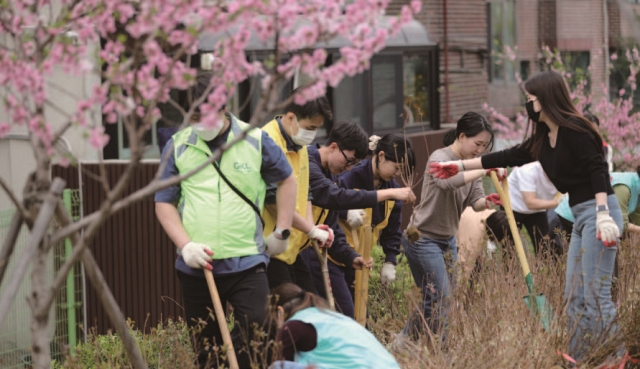 지난 4월 서울 용산구 효창공원앞역 광장에서 자원활동가들이 수목 식재 봉사를 하고 있다. 사진 뉴시스
