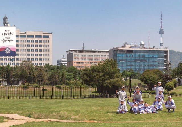부산 수영초 야구부원들이 용산어린이정원 잔디마당에서 기념촬영을 하고 있다. 사진 C영상미디어