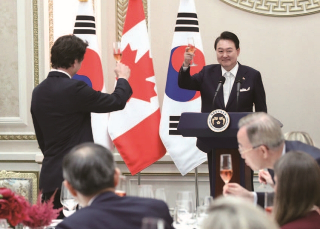 윤석열 대통령이 5월 17일 청와대 영빈관에서 열린 쥐스탱 트뤼도 캐나다 총리 방한 환영 공식 만찬에서 건배 제의를 하고 있다. 사진 뉴시스