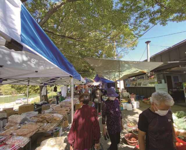 영산강변에는 전통 5일장이 열린다. 이곳은 현재 식료품과 생필품을 판매하고 있다.