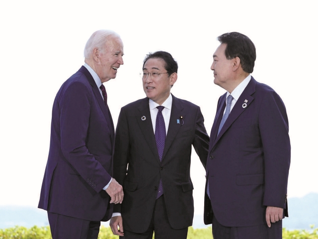 윤석열 대통령이 5월 21일 주요 7개국(G7) 정상회의장인 일본 히로시마에서 조 바이든 미국 대통령, 기시다 후미오 일본 총리와 인사하고 있다. 사진 대통령실