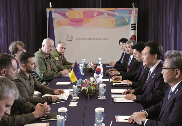 석열 대통령이 5월 21일 일본 히로시마에서 볼로디미르 젤렌스키 우크라이나 대통령과 한·우크라이나 정상회담을 하고 있다. 사진 대통령실