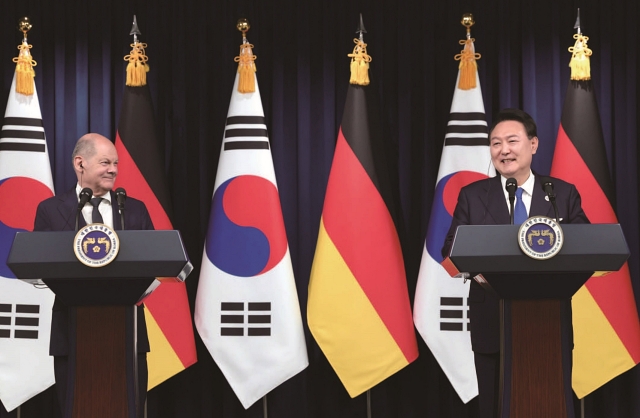 윤석열 대통령과 올라프 숄츠 독일 총리가 5월 21일 한·독일 정상회담을 마친 뒤 공동기자회견을 하고 있다. 사진 대통령실