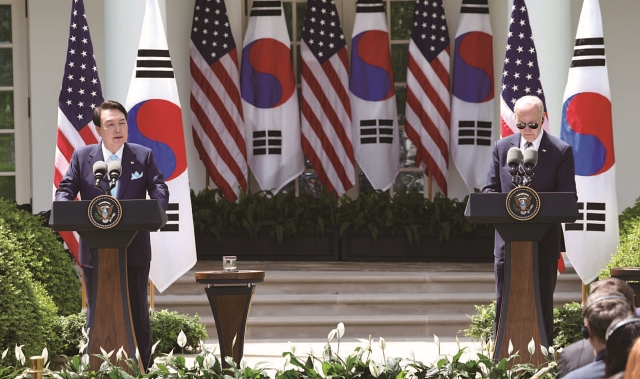 윤석열 대통령과 조 바이든 미국 대통령이 4월 26일(현지시간) 한미 정상회담 후 공동 기자회견을 갖고 있다. 사진 뉴시스