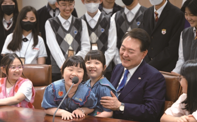 누리호 발사가 취소된 뒤 대통령실 투어에 나선 윤석열 대통령이 회담장에서 학생들과 모의 정상회담을 하고 있다. 사진 대통령실