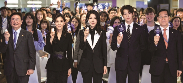 5월 23일 서울 중구 한국관광공사 홍보관에서 열린 &lsquo;K-관광 협력단&rsquo; 출범식에서 참석자들이 기념촬영을 하고 있다. 왼쪽부터 박보균 문화체육관광부 장관, 이부진 한국방문의해위원회 위원장, 대통령 부인 김건희 여사, 차은우 한국방문의해 홍보대사, 김장실 한국관광공사 사장. 사진 대통령실