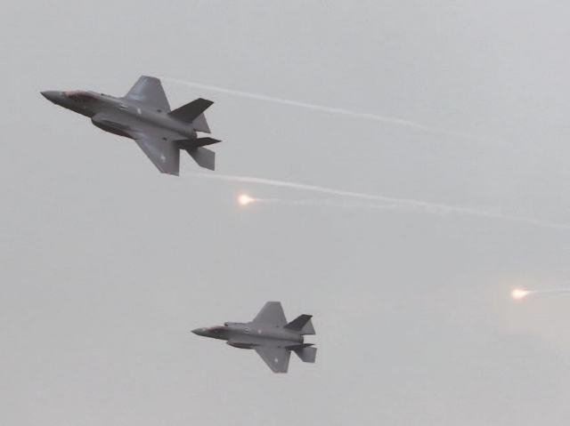 F-35A 스텔스 전투기가 플레어를 터뜨리며 고속 회피기동을 하고 있다. 