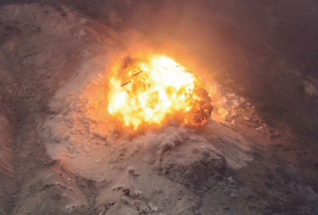 F-15K 전투기가 투하한 폭탄이 표적을 강타했다. 사진 국방일보