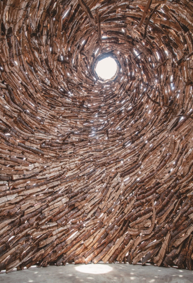 강원도 소나무를 엮어 만든 거대한 돔 모양의 설치미술작품 ‘목성’(木星). 사진 C영상미디어