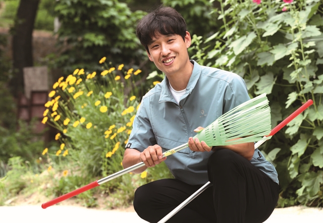 하루 1만~2만 보를 걸으며 수천 번 빗자루질을 해야 하는 환경미화원에게 기존의 빗자루는 너무 크고 무겁다. 그래서 환경미화원 대부분이 빗자루를 직접 만들어 쏜다. 태병석 씨는 이런 불편을 해결하기 위해 환경미화원에 딱 맞는 빗자루를 만들었다. 사진 C영상미디어