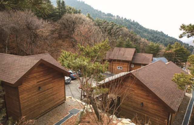 축령산자연휴양림 숲속의 집은 계곡 옆에 계단식으로 자리를 잡고 있다