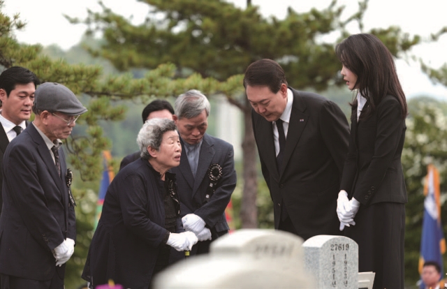 윤석열 대통령과 부인 김건희 여사가 6월 6일 서울 동작구 국립서울현충원 52묘역에서 열린 호국의 형제 고(故) 김봉학 일병 유해 안장식에서 유가족과 대화하고 있다. 사진 대통령실