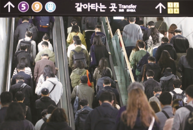 서울 강서구 김포도시철도 김포공항역 승강장이 승객들로 붐비고 있다. 사진 뉴시스