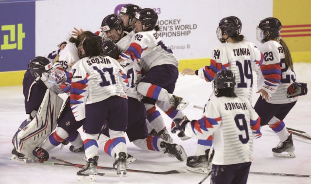 4월 23일 열린 2023 국제아이스하키연맹(IIHF) 여자 세계선수권대회 디비전1 그룹B 5차전 대한민국과 카자흐스탄 경기에서 우승을 확정 지은 대한민국 선수들이 기뻐하고 있다. 사진 뉴시스