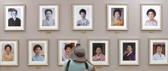 청와대 무궁화실에는 역대 대통령들의 배우자 사진이 걸려 있다. 박근혜 전 대통령은 배우자가 없어 모두 11명이다 .사진 뉴시스