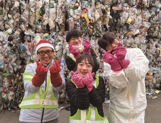 배우 안석환(맨 왼쪽)과 ‘지지배’ 회원들이 쓰레기 선별장에서 ‘쓰레기산 댄스’를 추고 있다. 사진 홍다경