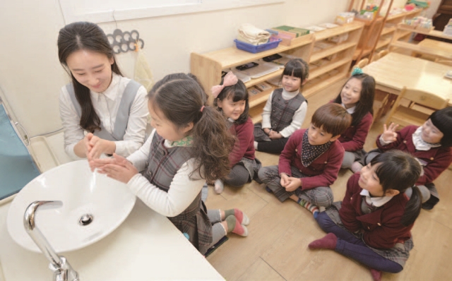 대구 동구 각산동 한 유치원에서 선생님이 어린이들에게 올바른 손씻기 교육을 하고 있다. 사진 뉴시스