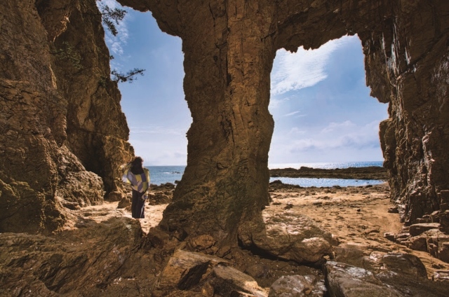 해식동굴을 액자 삼아 바다와 하늘을 한컷에 담을 수 있는 사진 명소인 파도리해수욕장 해식동굴. 