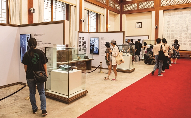 관람객들이 서울 종로구 청와대 본관에서 열리고 있는 ‘우리 대통령들의 이야기’ 전시관을 둘러보고 있다. 사진 C영상미디어