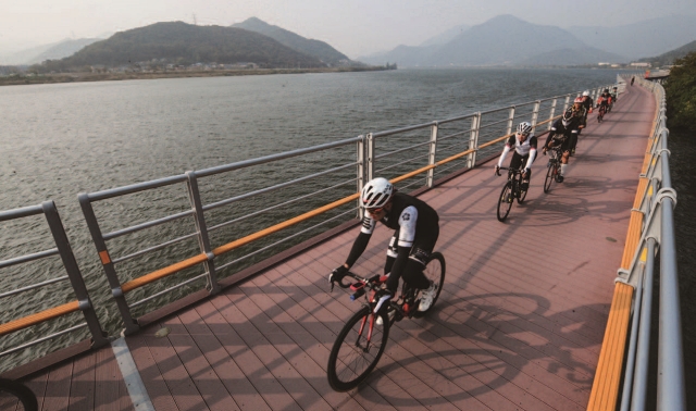 자전거를 탄 시민들이 낙동강 국토종주 자전거길을 따라 달리고 있다. 사진 조선DB
