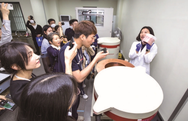 수품원 부산지원 김은진 연구사가 분석 용기에 채운 균질화한 시료를 감마핵종분석기에 넣고 있다.