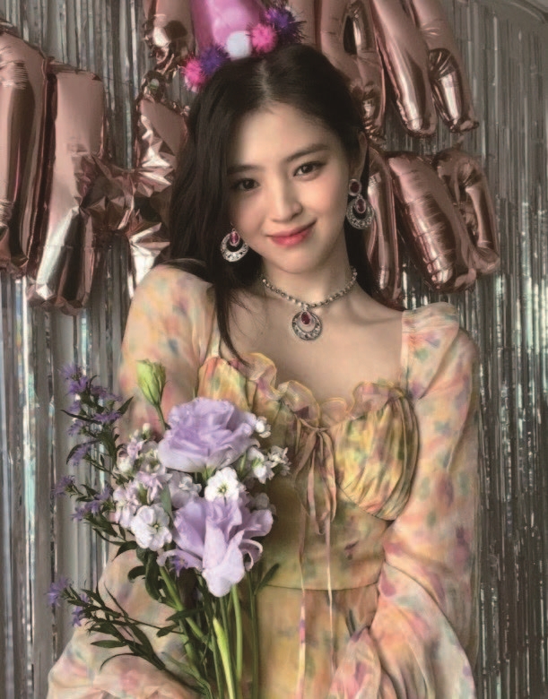 배우 한소희가 생일파티에서 착용한 다이소 어린이용 액세서리인 &lsquo;공주세트&rsquo;가 MZ세대를 중심으로 인기를 끌었다. 사진 한소희 인스타그램