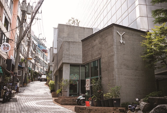 성요셉 문화거리 전경, 중림창고와 성요셉아파트가 휘어진 골목을 따라 나란히 마주하고 있다. 사진 C영상미디어