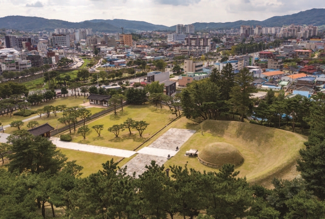 1906년 홍주성에서 일본군에 대항해 싸우다 전사한 의병들을 기리기 위해 만든 묘역 홍주의사총