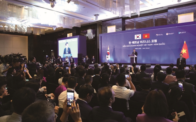 윤석열 대통령이 6월 23일 하노이 한 호텔에서 열린 한·베트남 비즈니스 포럼에서 축사를 하고 있다. 사진 뉴시스