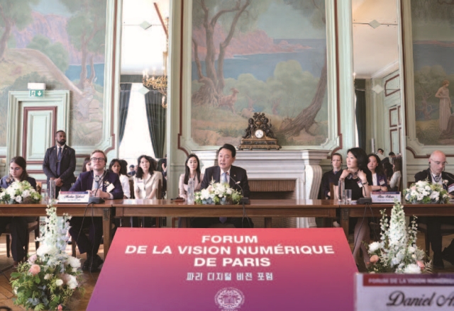윤석열 대통령이 6월 21일(현지시간) 파리 소르본대학에서 열린 ‘파리 디지털 비전 포럼’에서 디지털 질서 규범 제정 필요성에 대해 연설하고 있다. 사진 뉴시스