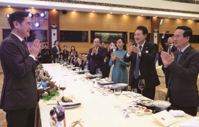 윤석열 대통령과 보 반 트엉 베트남 국가주석이 6월 23일 베트남에서 생일을 맞은 이재용 삼성전자 회장의 생일을 축하해주고 있다. 사진 뉴시스