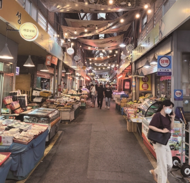 작은 가게들이 줄지어 있는 통인시장. 기름떡볶이가 소문났다. 사진 안충기
