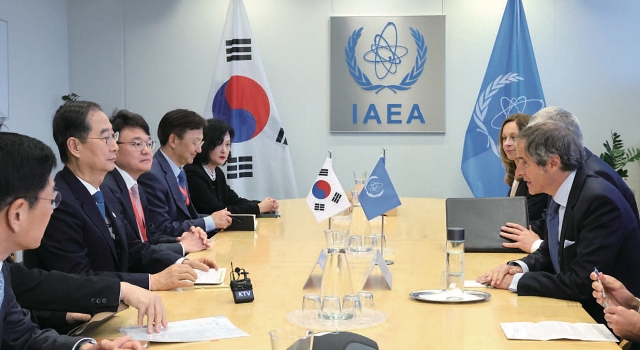 한덕수 국무총리는 5월 9일 오스트리아 빈에서 라파엘 그로시 국제원자력기구 사무총장을 만나 &ldquo;후쿠시마 오염수 방류를 과학적으로 검증해야 한다&rdquo;고 밝혔다. 사진 국무총리실