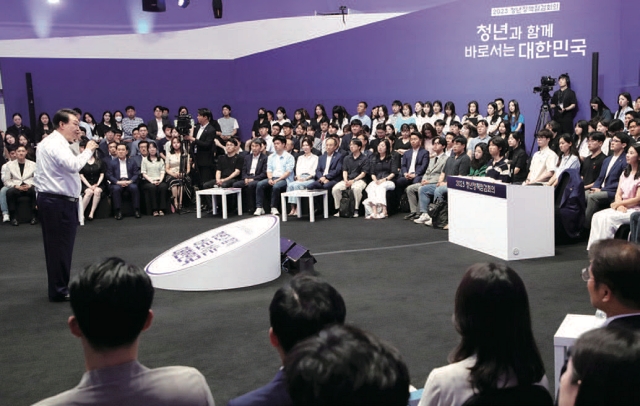 윤석열 대통령이 7월 6일 서울 서초구 플로팅아일랜드 컨벤션홀에서 열린 &lsquo;청년정책 점검회의&rsquo;에서 발언하고 있다. 사진 뉴시스