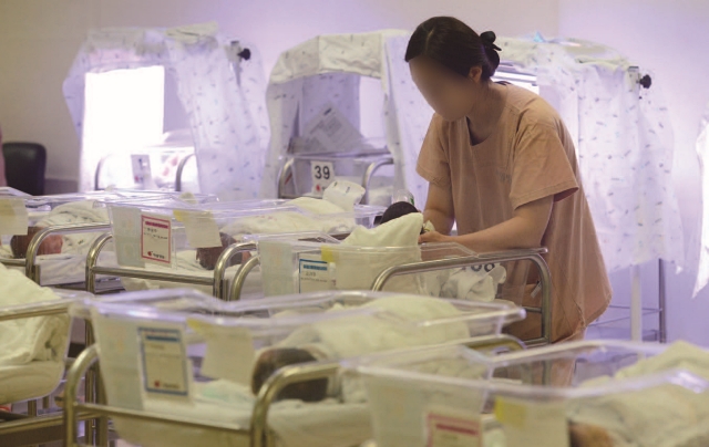 서울의 한 산부인과 신생아실에서 간호사가 신생아들을 돌보고 있다. 사진 뉴시스