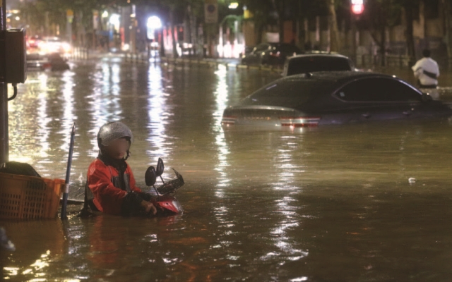 서울과 경기 북부 등 수도권에 폭우가 내린 2022년 8월, 서울 강남구 일대 도로가 침수돼 차량이 잠겨 있다. 사진 뉴시스