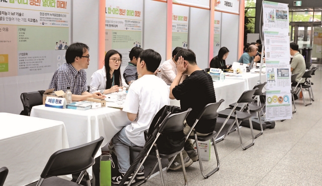 6월 26일 인천 서구 창업·벤처 녹색융합클러스터에서 열린 2023 잡페스티벌 ‘잡+아라 청년! 열어라 미래!’에 참가한 33개 환경기업이 기업별 부스에서 구직자들을 면담하고 있다. 사진 C영상미디어