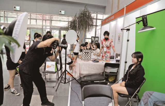 행사 참가자들이 면접 이미지 메이킹·무료 이력서 촬영 부스를 이용하고 있는 모습. 사진 C영상미디어