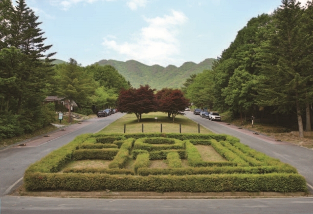 덕유대야영장 중앙에 나무로 &lsquo;덕유대&rsquo;라고 쓰여 있다