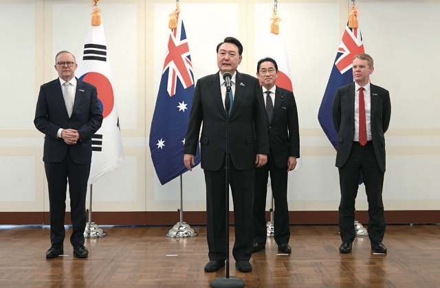 윤석열 대통령이 7월 12일(현지시간) 빌뉴스 한 호텔에서 열린 한국·일본·호주·뉴질랜드 4개국(AP4) 정상회동에서 발언하고 있다. 왼쪽부터 앤서니 앨버니지 호주 총리, 윤 대통령, 기시다 후미오 일본 총리, 크리스 힙킨스 뉴질랜드 총리. 사진 뉴시스