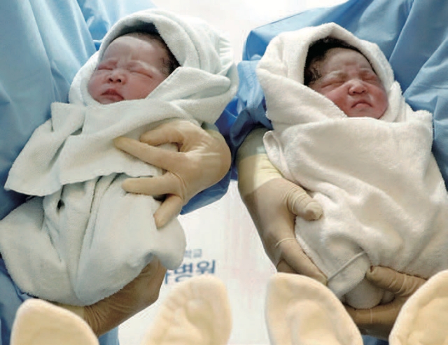 2023년 1월 1일 0시에 태어난 쌍둥이 남매의 모습. 사진 뉴시스