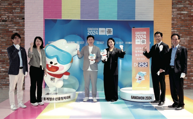 진종오·이상화 강원2024 공동조직위원장이 5월 12일 인천국제공항 제1터미널 지하 1층에 설치된 마스코트 뭉초 조형물 제막식에 참석해 기념촬영을 하고 있다. 사진 2024 강원 동계청소년올림픽대회 조직위원회